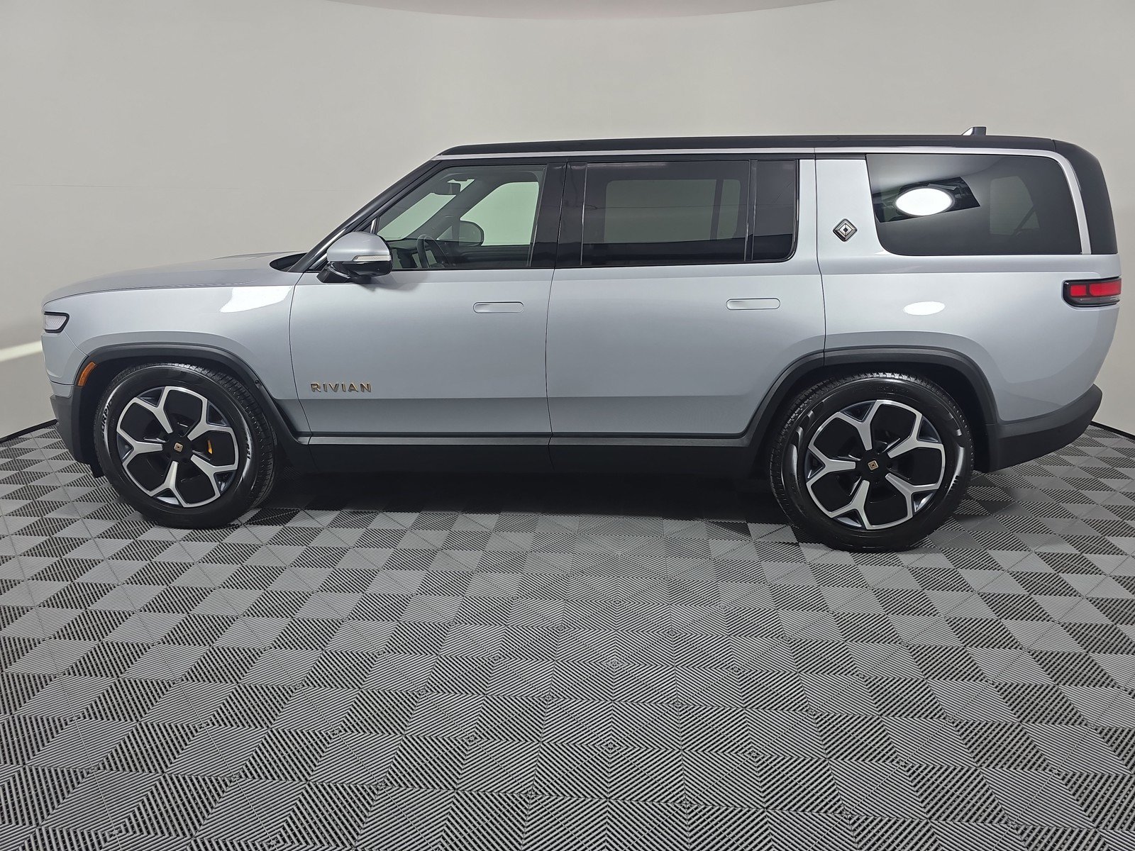 Used 2024 Rivian R1S Adventure AWD/4WD image 2