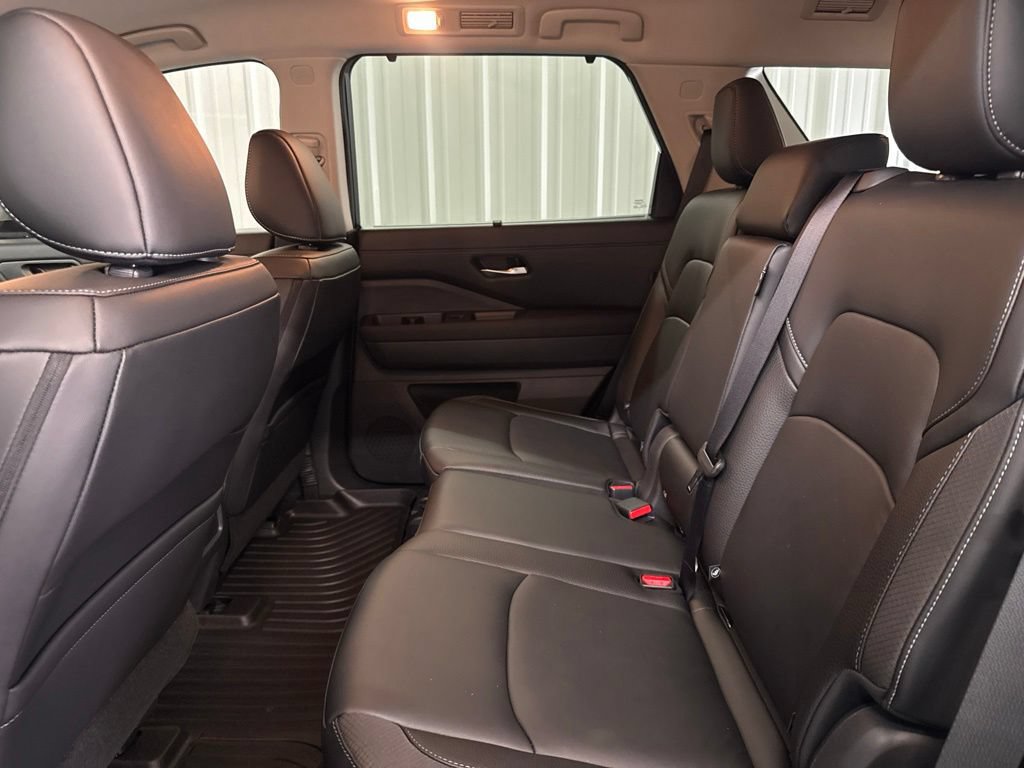 Used 2025 Nissan Pathfinder SL w/ Black Appearance Package FWD image 15