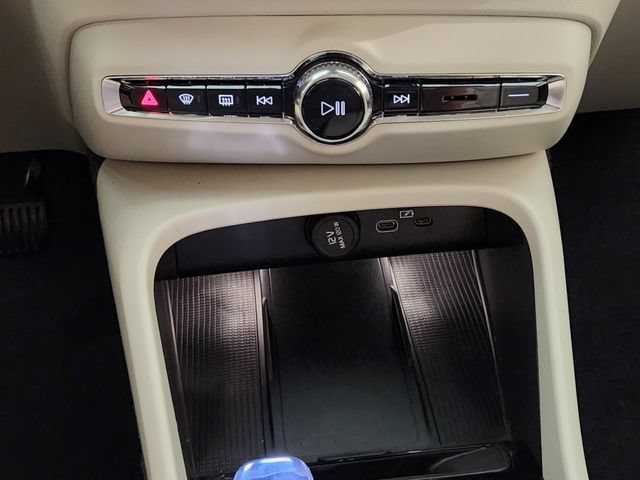 Certified 2026 Volvo XC40 B5 Plus AWD/4WD image 18