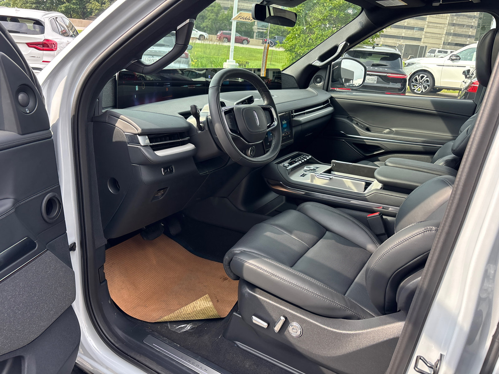 New 2026 Lincoln Navigator Reserve w/ Jet Appearance Package AWD/4WD image 24
