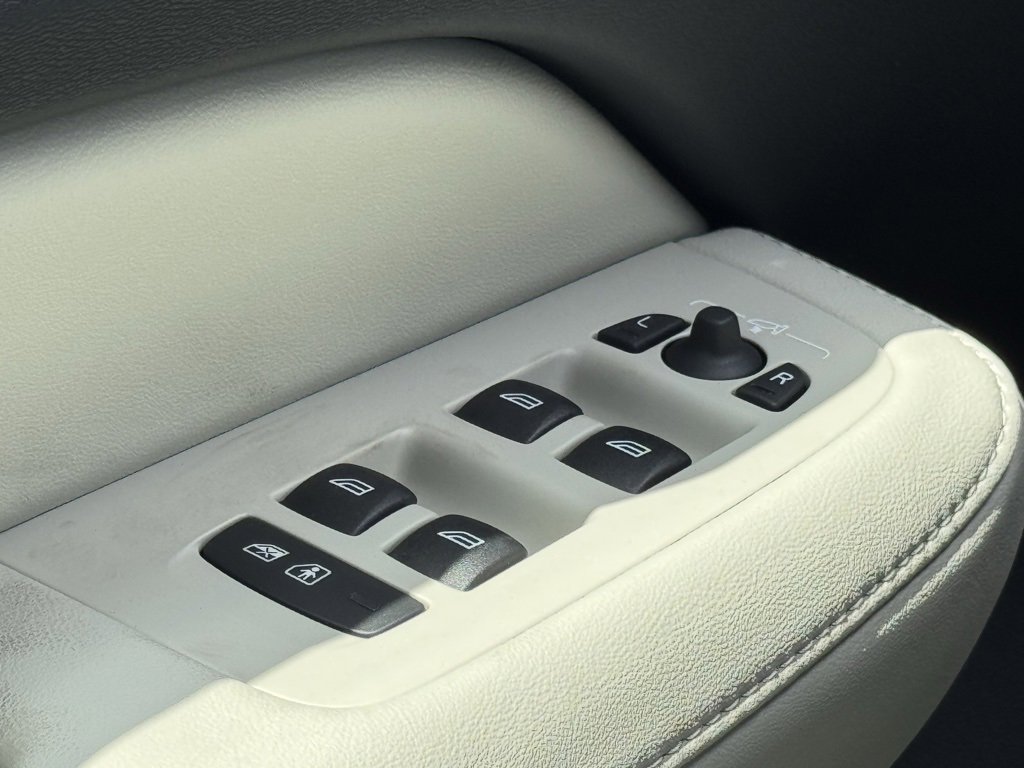 New 2026 Volvo V60 B5 Cross Country Ultra w/ Protection Package Premier image 16