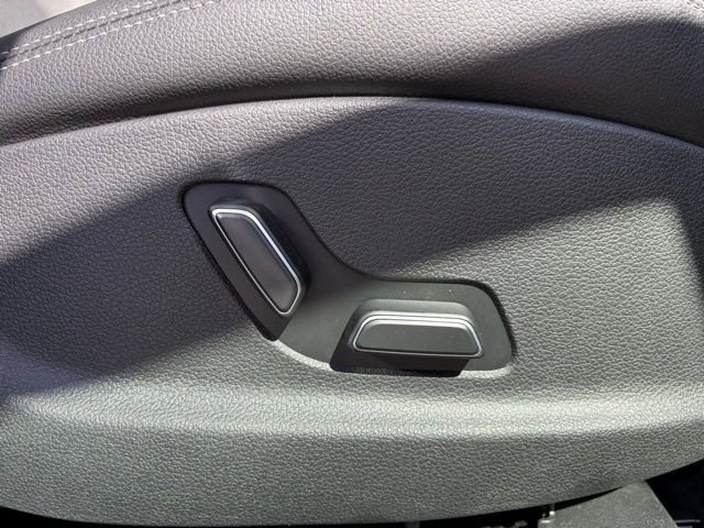 Used 2025 Genesis GV70 2.5T image 37