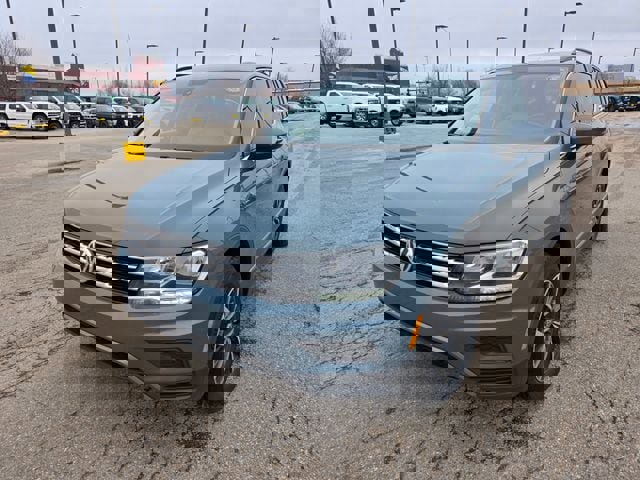 Used 2020 Volkswagen Tiguan SE w/ Panoramic Sunroof Package image 2