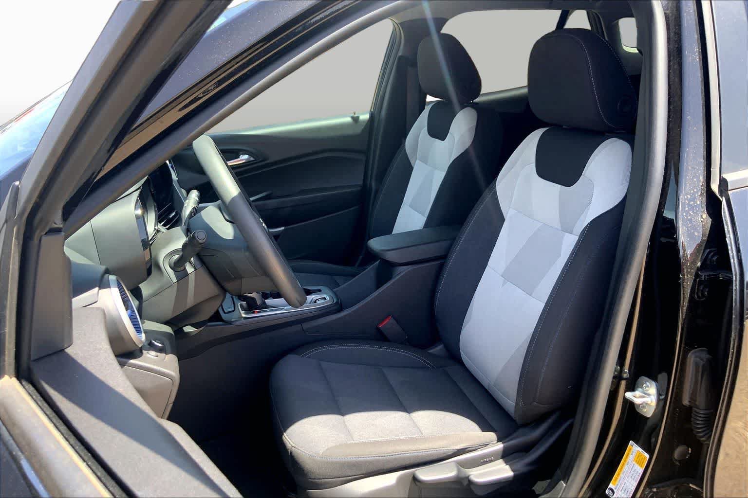 Used 2025 Chevrolet Trax LS FWD image 8