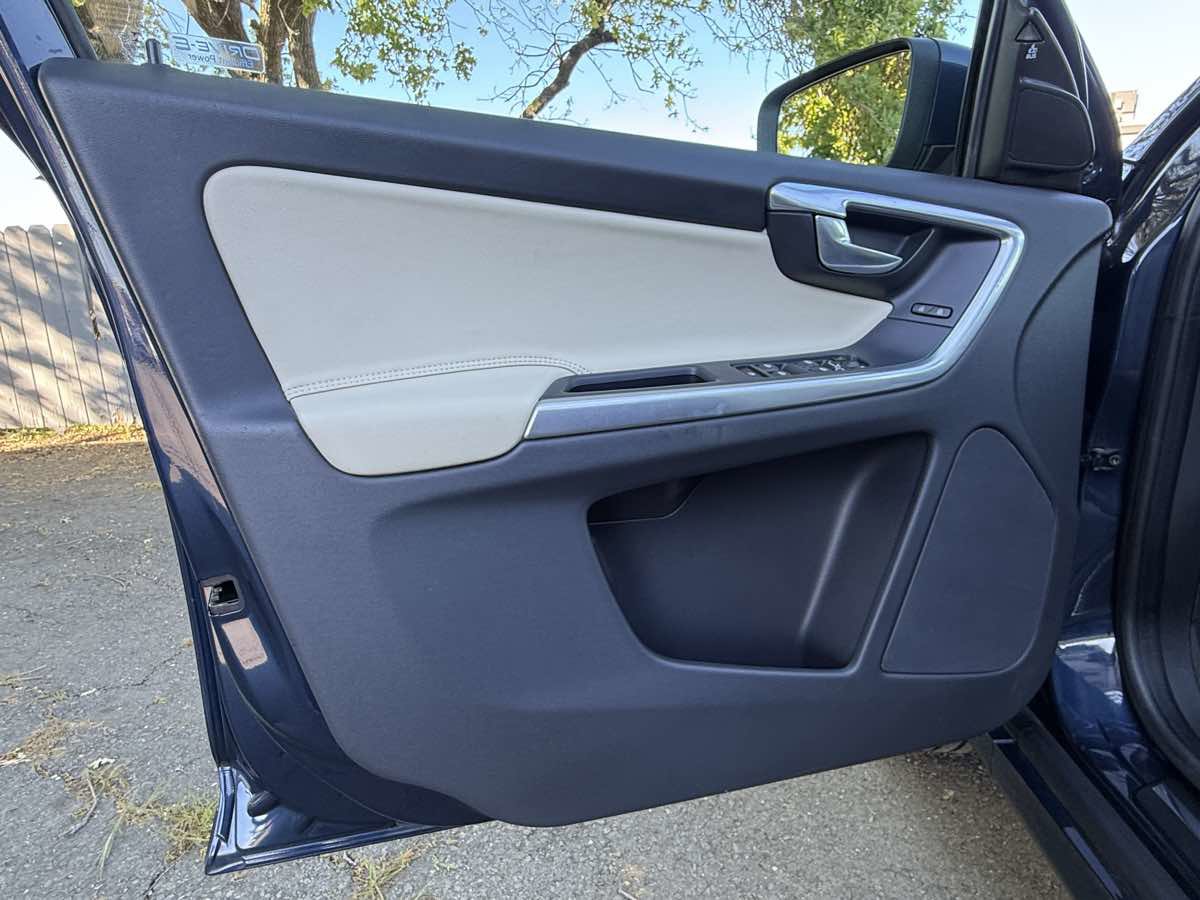 Used 2015 Volvo XC60 T6 Platinum image 29