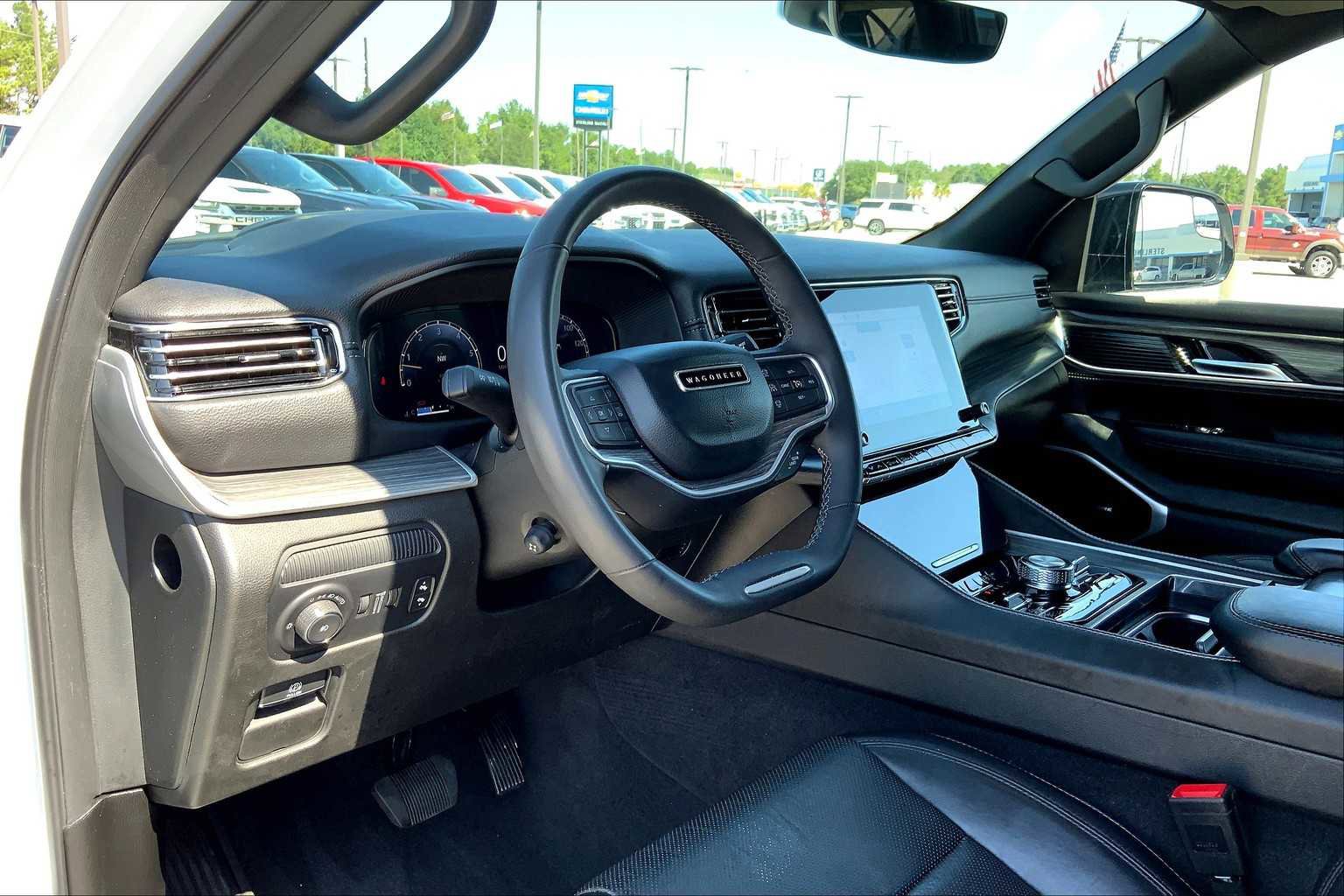 Used 2023 Jeep Wagoneer L Series III w/ Preferred Equipment Group image 16