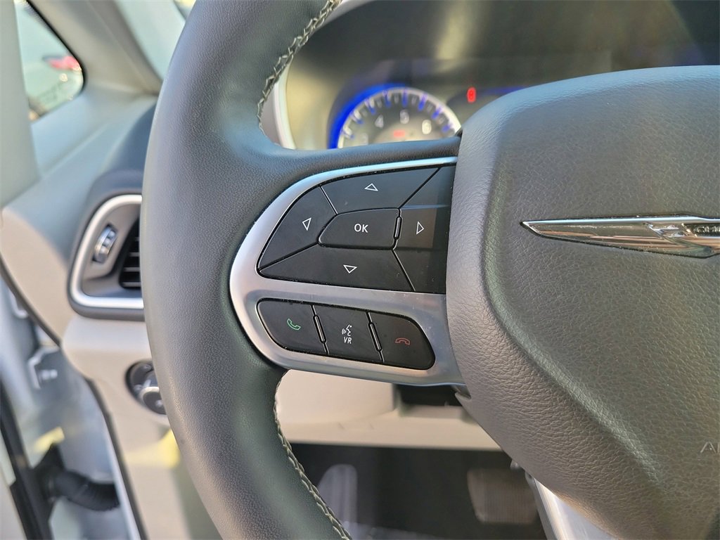 Used 2024 Chrysler Pacifica Touring-L image 19