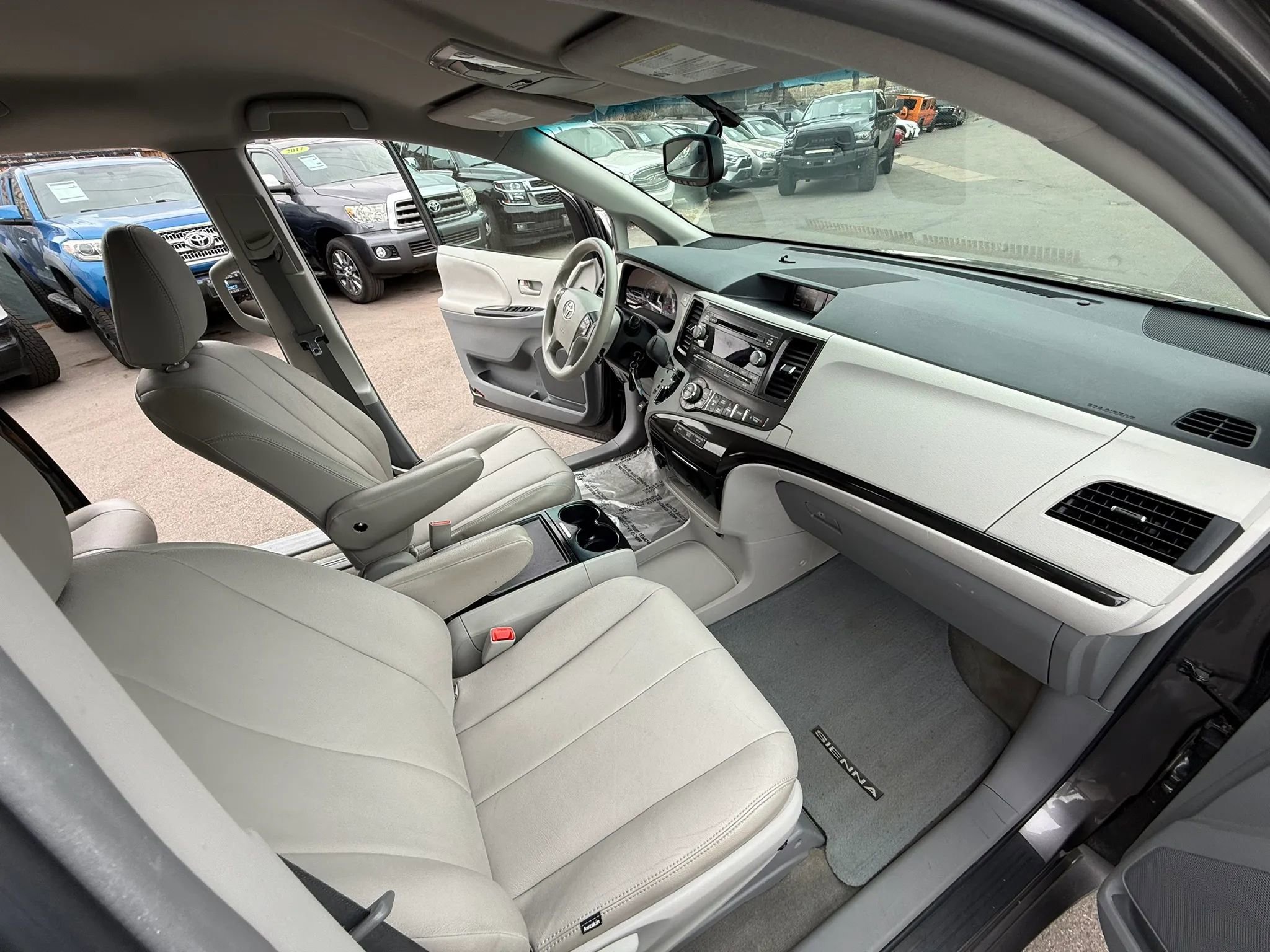 Used 2013 Toyota Sienna LE w/ Towing Pkg image 32