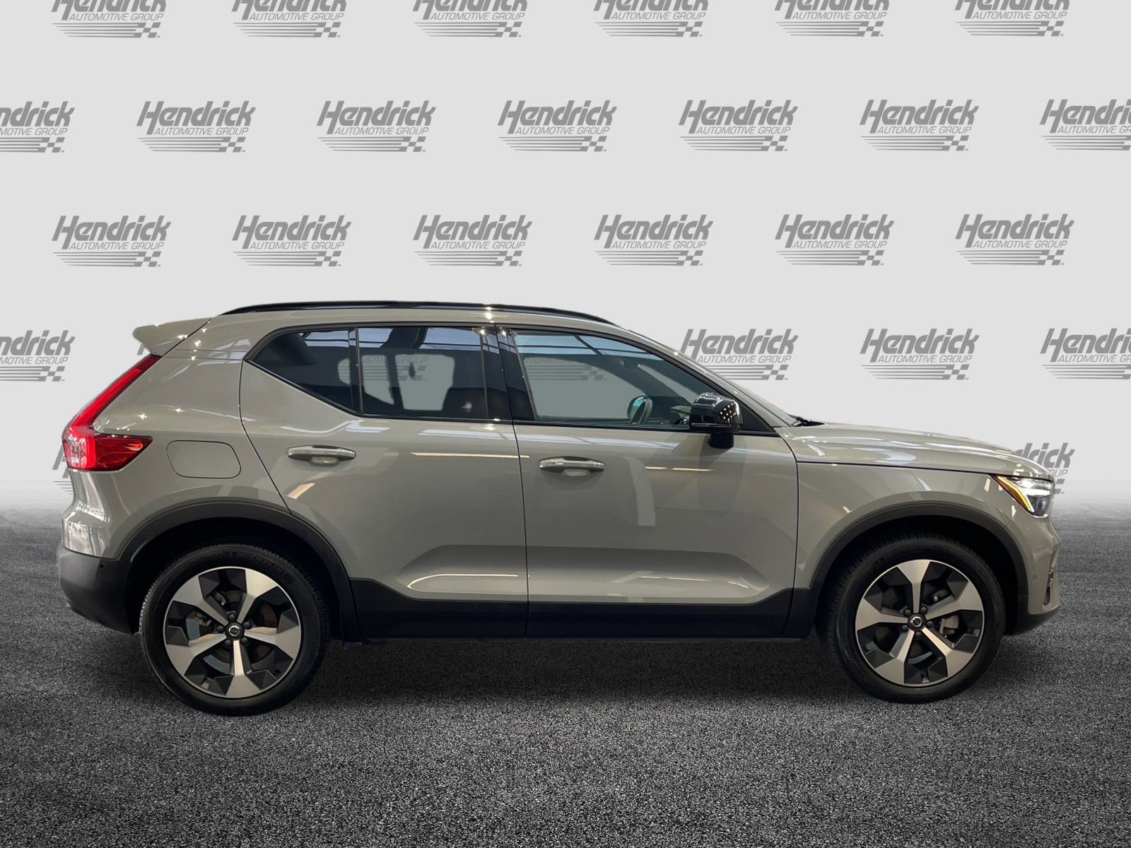 Used 2025 Volvo XC40 B5 Plus image 11