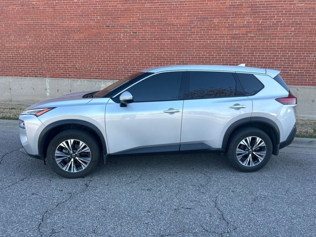 Used 2021 Nissan Rogue SV image 2