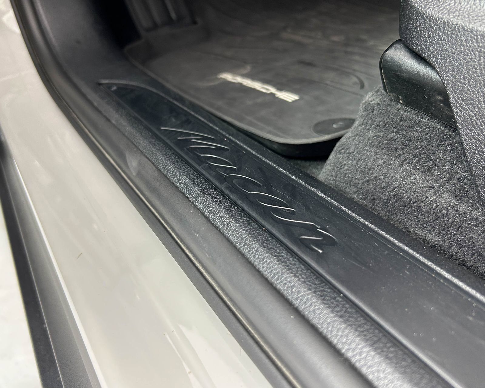 Used 2021 Porsche Macan AWD/4WD image 15