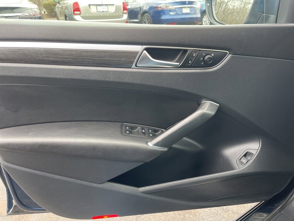 Used 2018 Volkswagen Passat 2.0T SEL Premium image 9