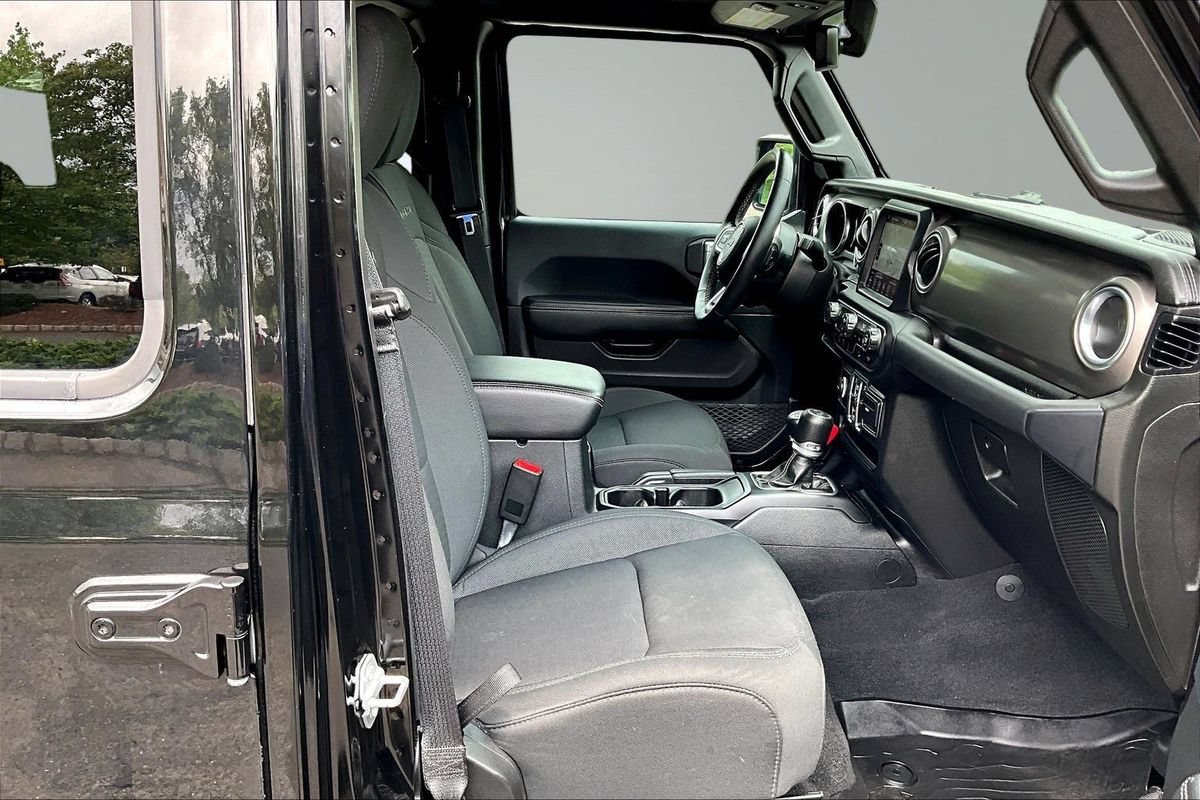 Used 2018 Jeep Wrangler Unlimited Sahara AWD/4WD image 13