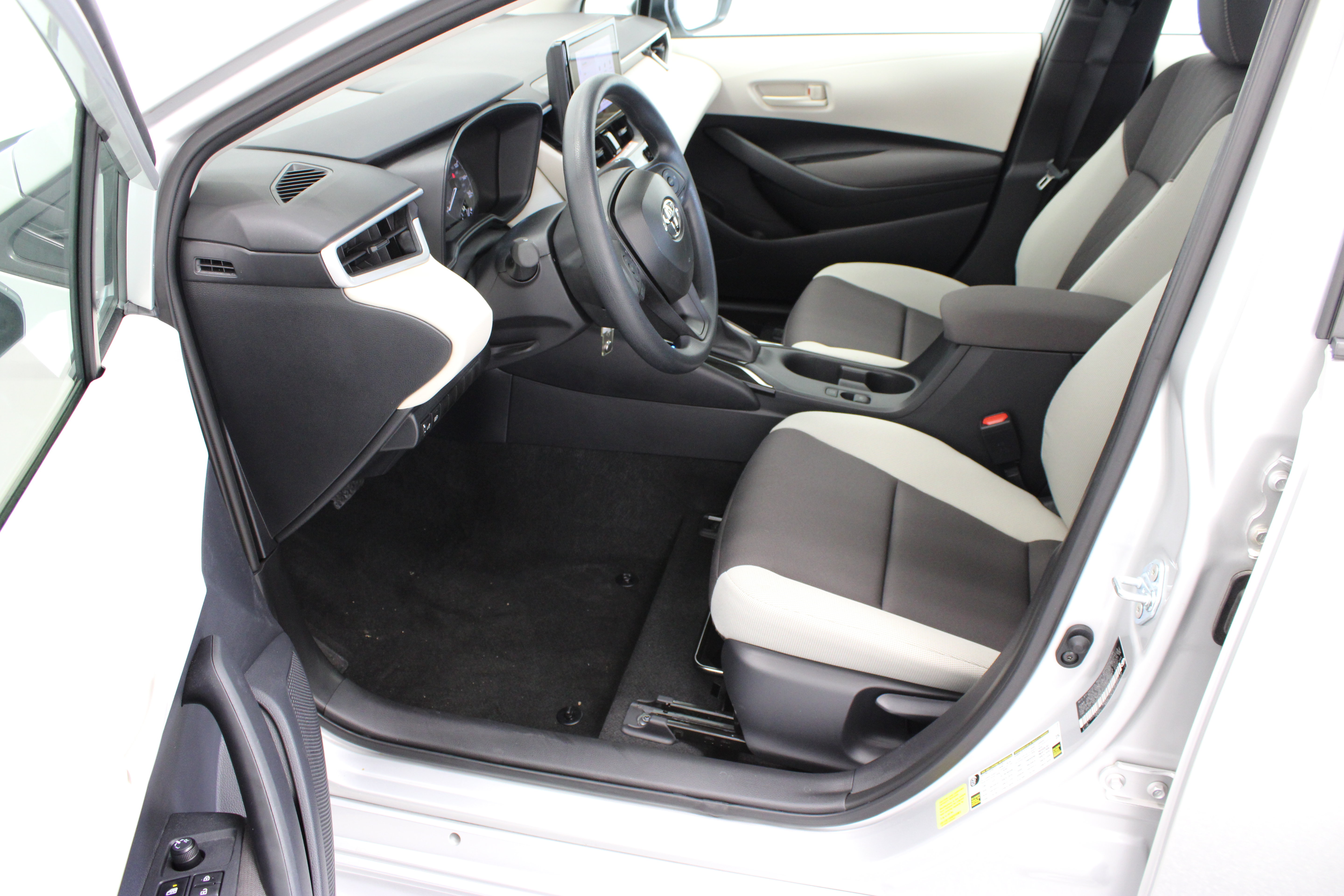 Used 2025 Toyota Corolla LE FWD image 14