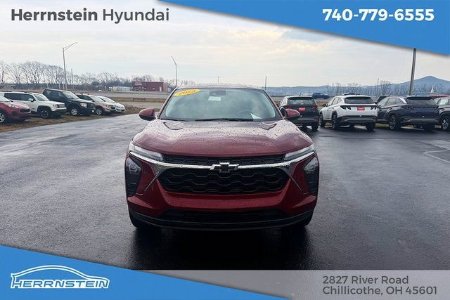 Used 2025 Chevrolet Trax LS w/ LS Convenience Package image 2