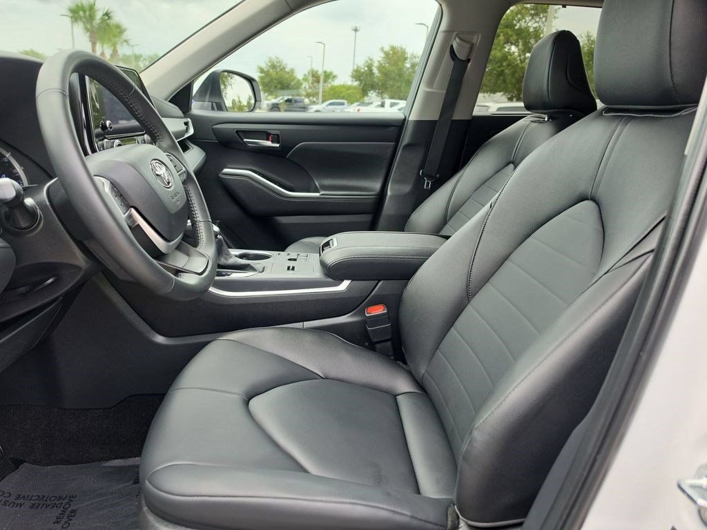 Certified 2026 Toyota Highlander XLE AWD/4WD image 8