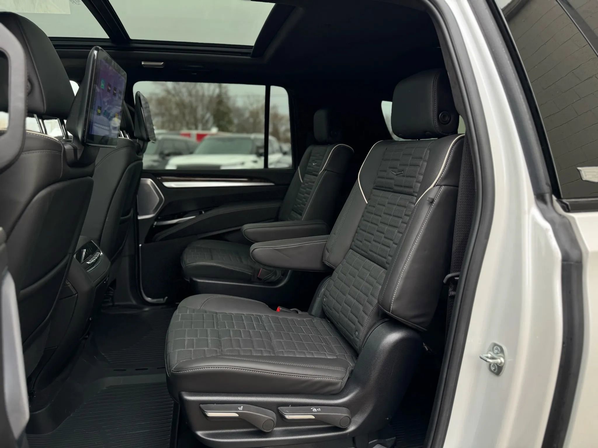 Used 2025 Cadillac Escalade ESV Sport Platinum w/ LPO, Floor Liner Package AWD/4WD image 30