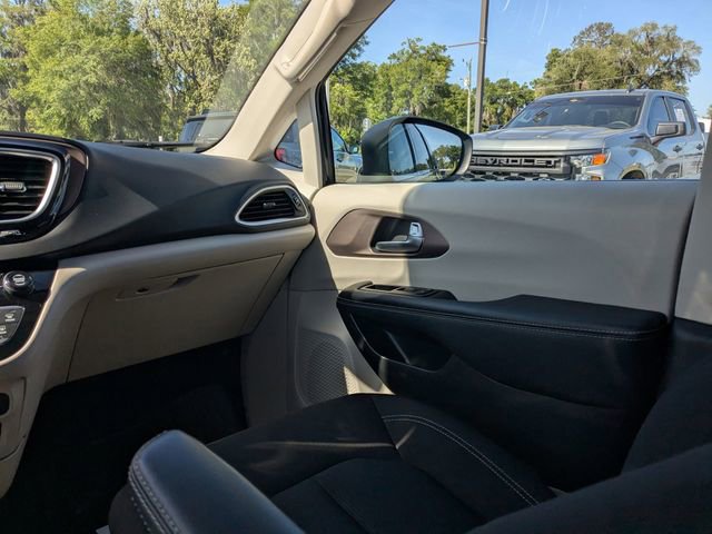 Used 2023 Chrysler Voyager LX image 16