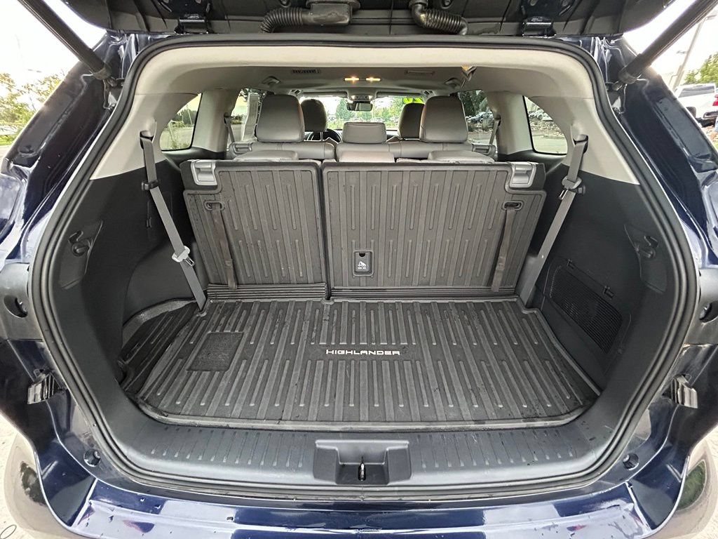 Used 2020 Toyota Highlander XLE AWD/4WD image 28