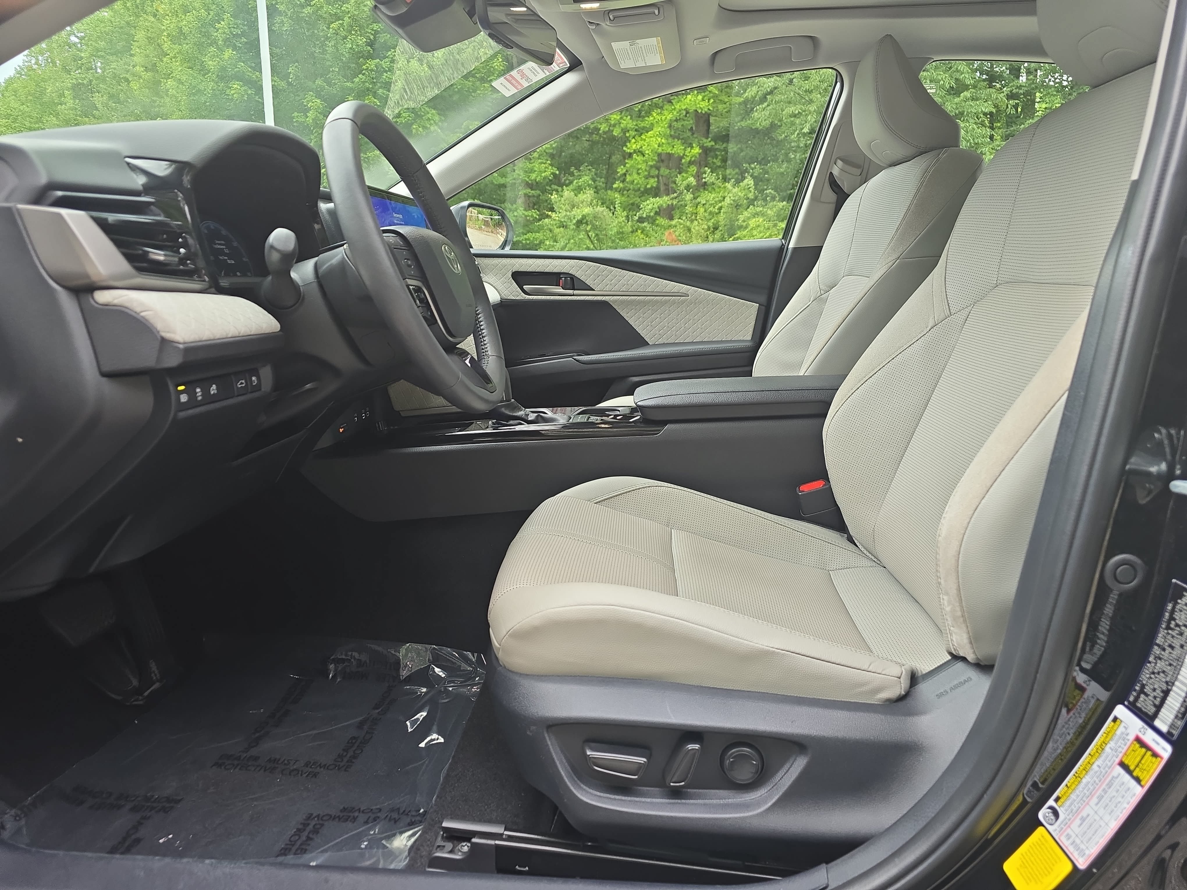 Used 2025 Toyota Camry XLE FWD image 14