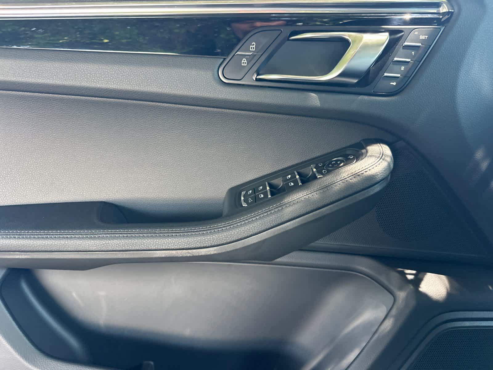 Certified 2025 Porsche Macan AWD/4WD image 12