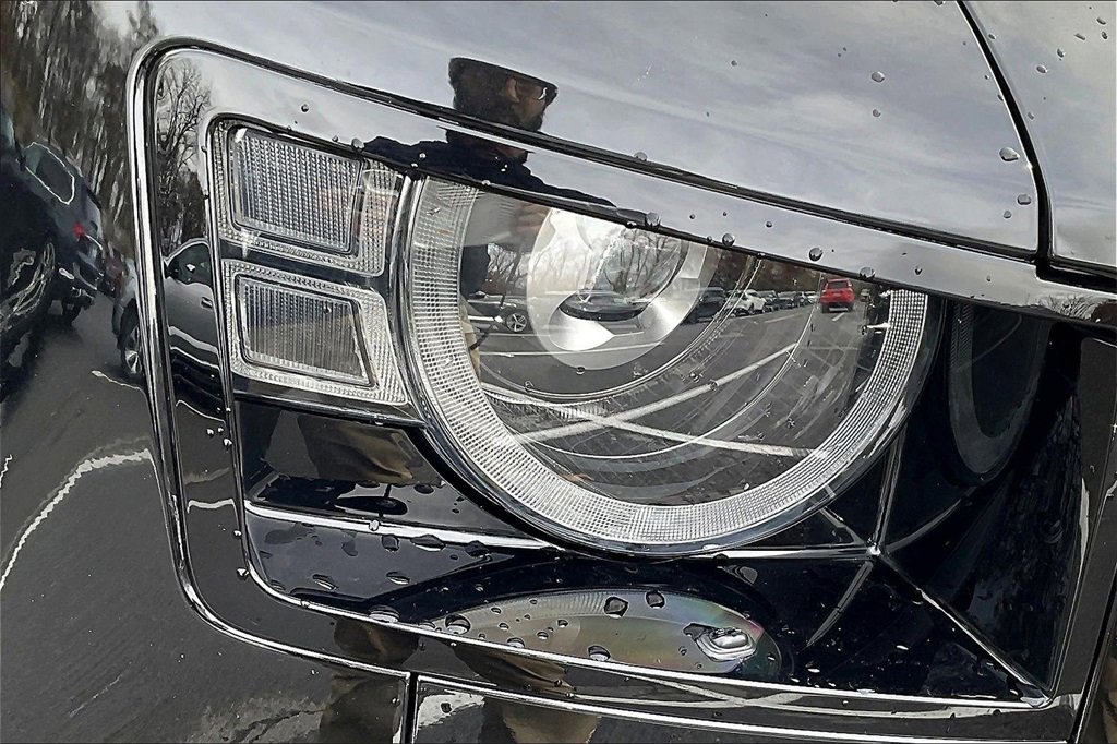 Used 2025 Land Rover Defender 110 V8 image 32