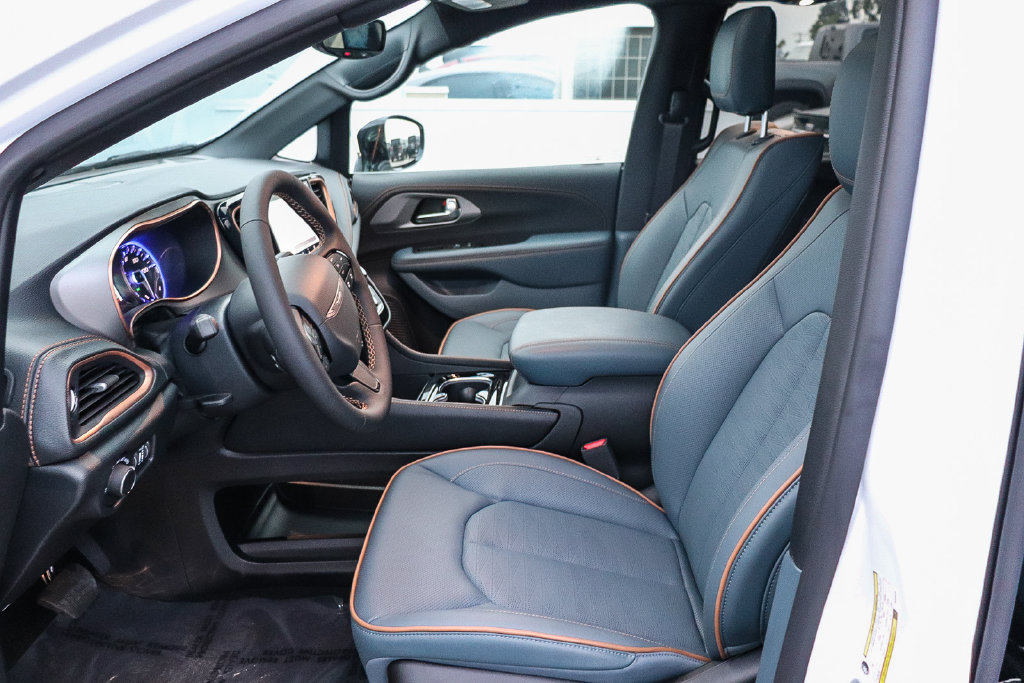 New 2027 Chrysler Pacifica Pinnacle w/ Theater Group FWD image 19