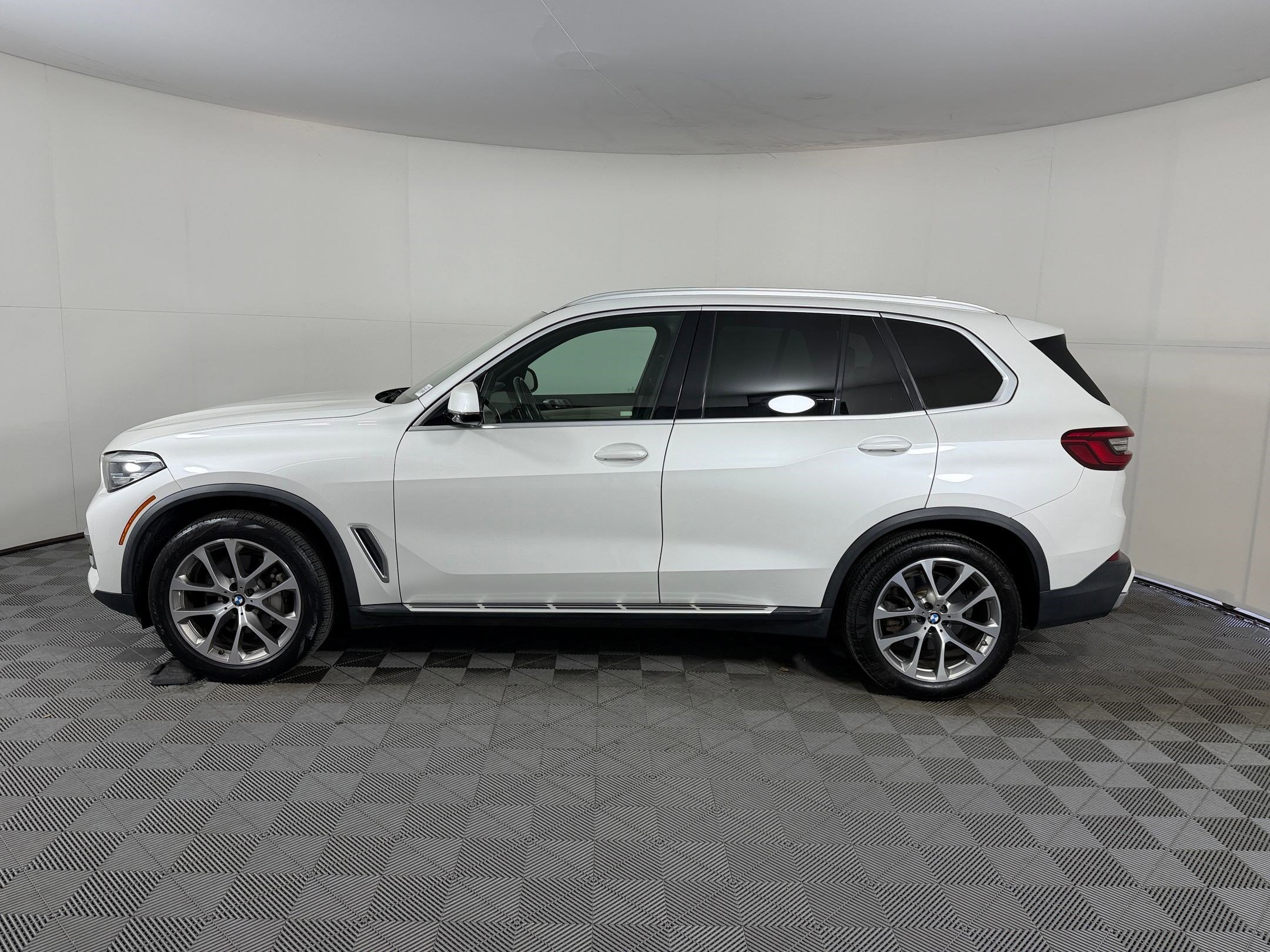 Used 2019 BMW X5 xDrive40i w/ Convenience Package AWD/4WD image 2