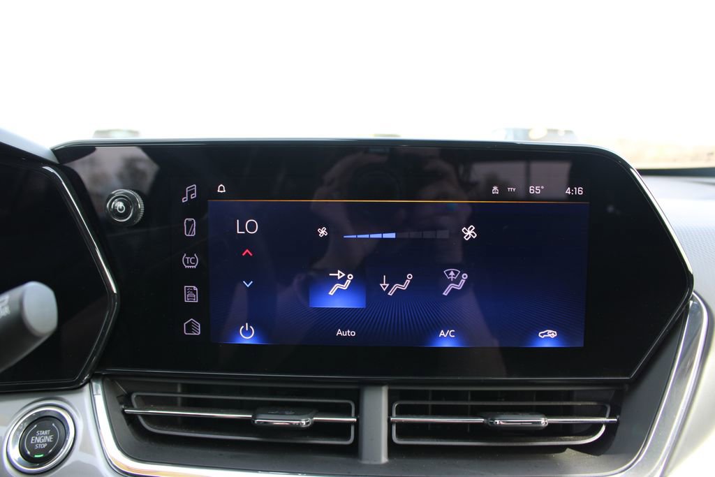 Used 2025 Chevrolet Trax LT image 47