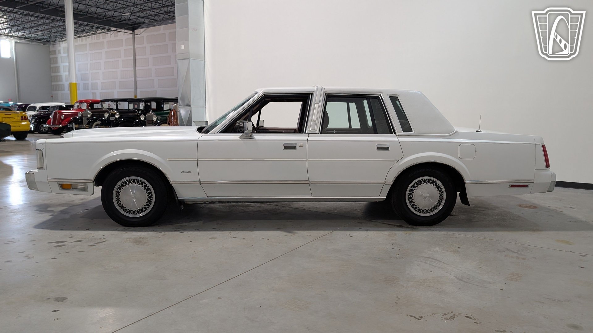 Used 1988 Lincoln Town Car RWD image 6
