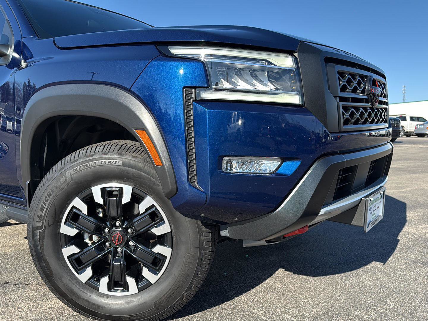 Used 2022 Nissan Frontier PRO-4X image 2