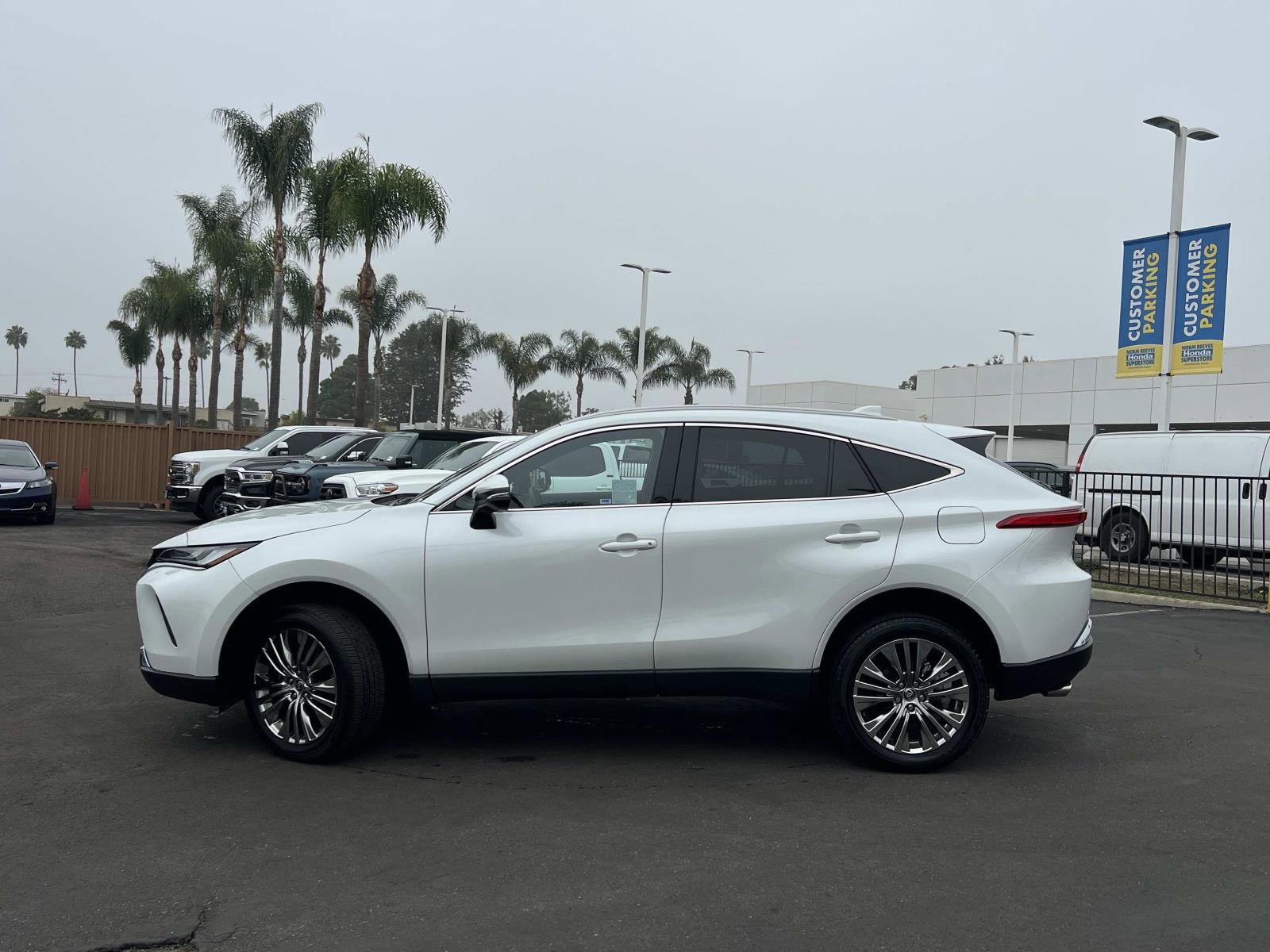 Used 2024 Toyota Venza XLE image 2