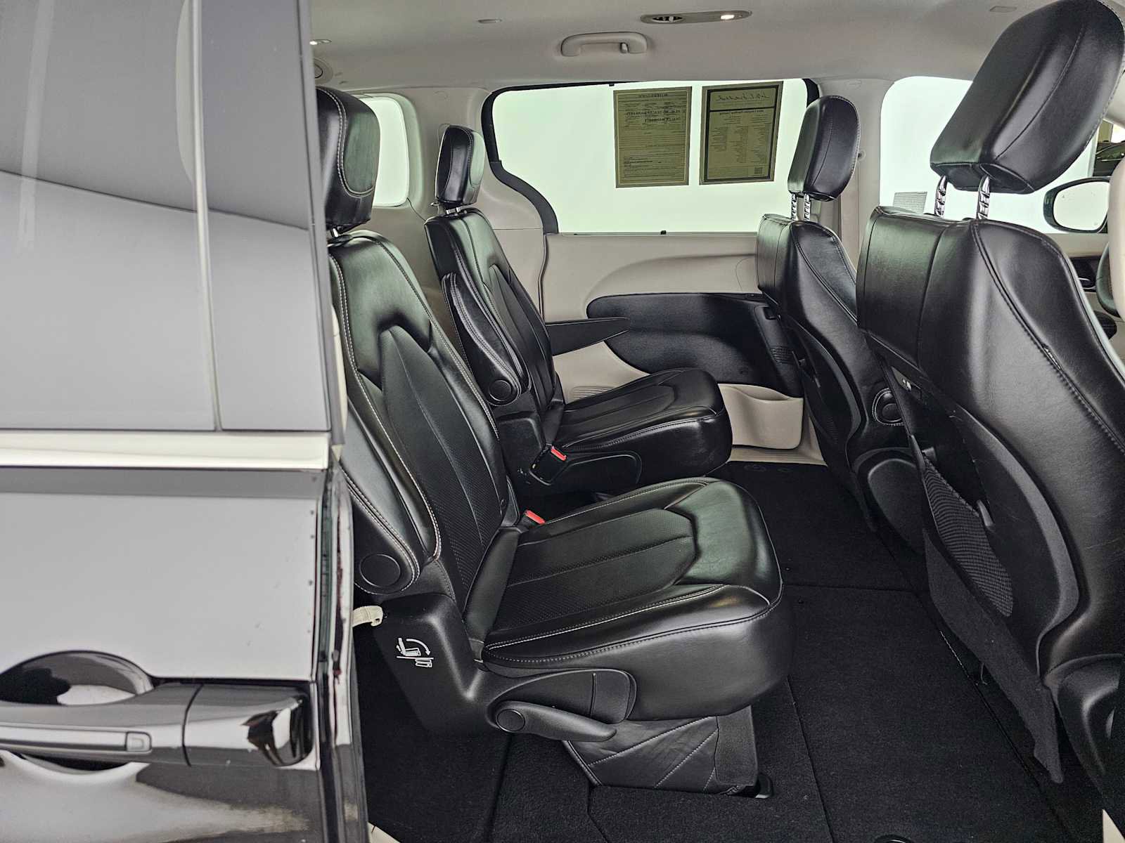 Used 2024 Chrysler Pacifica Touring-L image 12