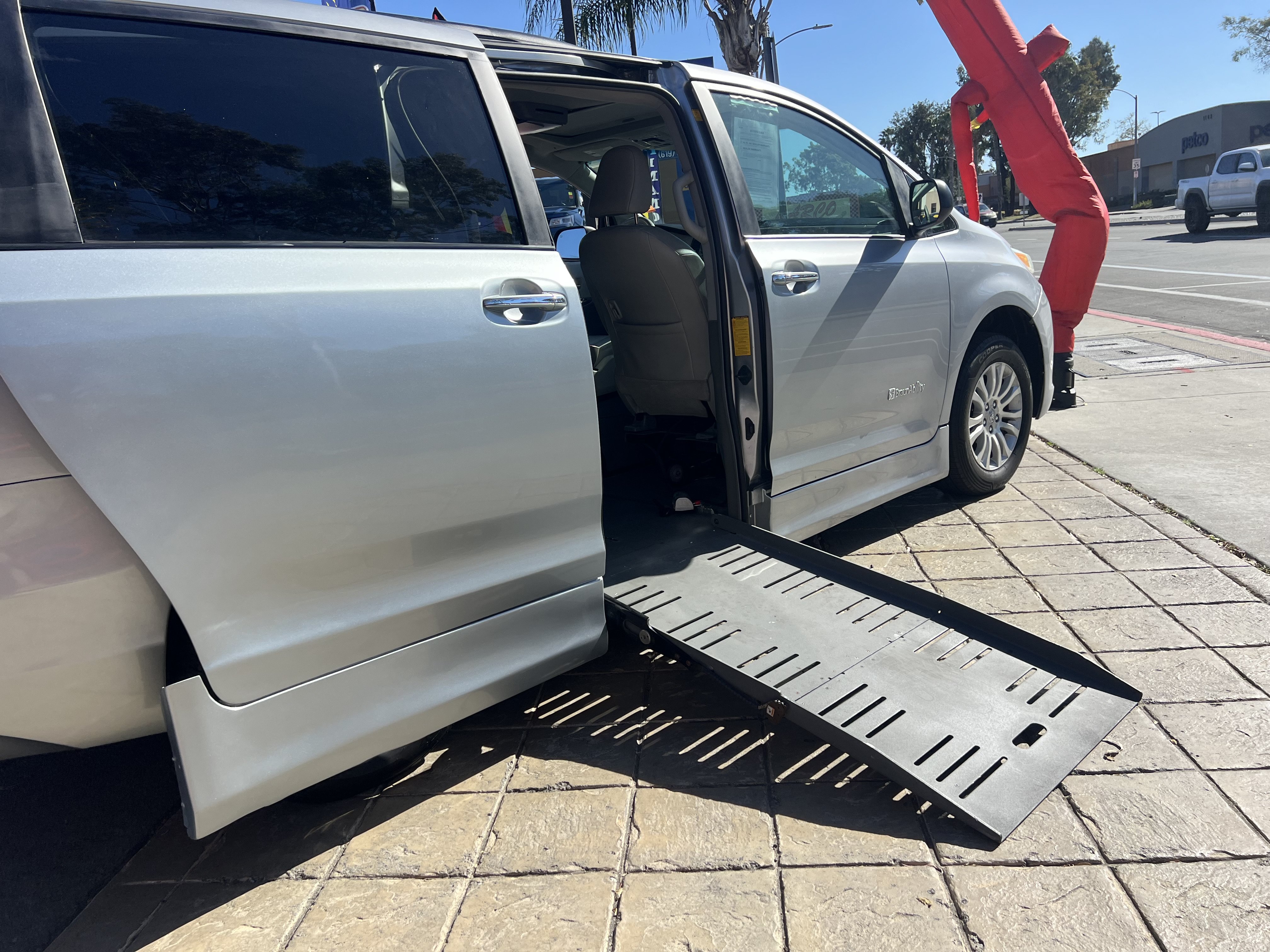 Used 2011 Toyota Sienna XLE FWD image 3