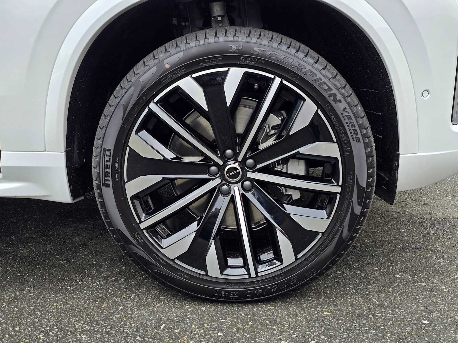 New 2026 Volvo XC90 B6 Plus w/ Protection Package Premier AWD/4WD image 9