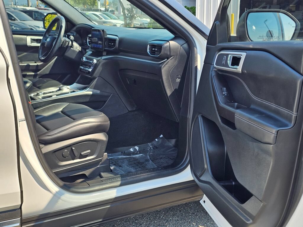 Used 2020 Ford Explorer XLT w/ Equipment Group 202A AWD/4WD image 14