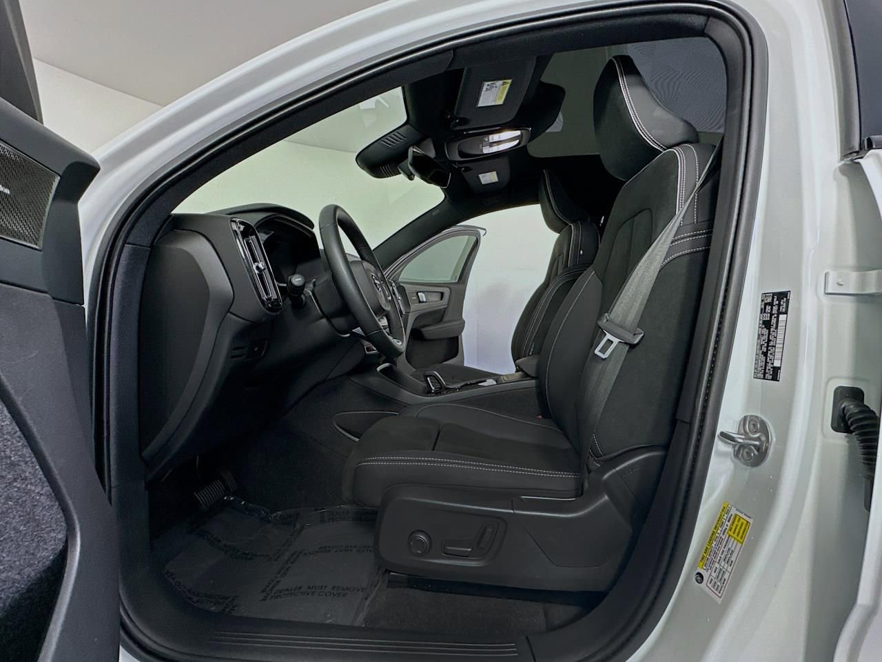 Used 2023 Volvo C40 P8 Recharge Ultimate image 25