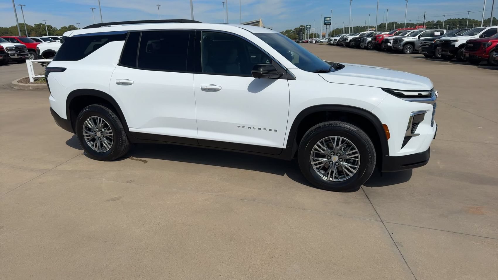 Used 2026 Chevrolet Traverse LT w/ Driver Confidence Package FWD image 2