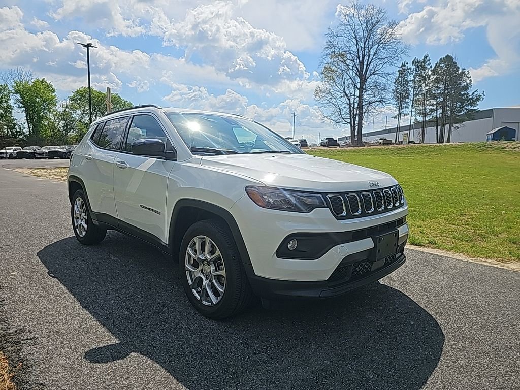 Used 2024 Jeep Compass Latitude image 3