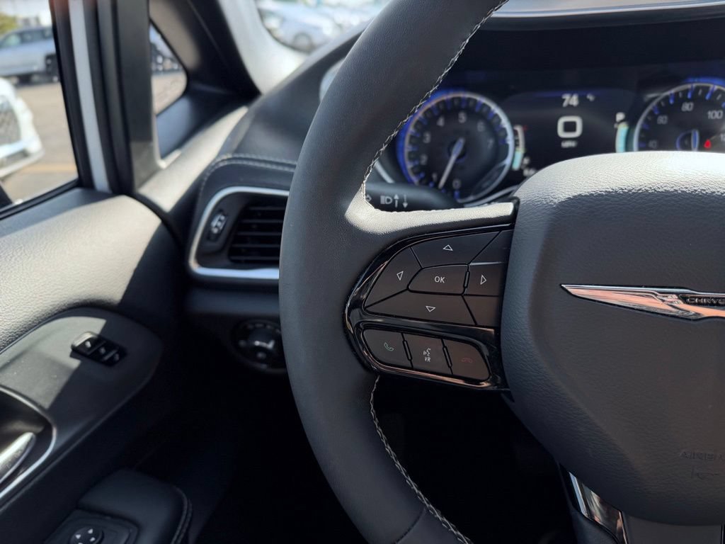Used 2025 Chrysler Pacifica Limited FWD image 39
