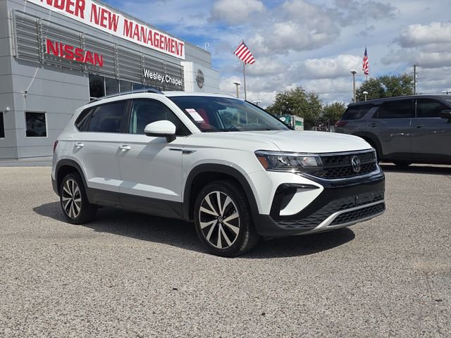Used 2024 Volkswagen Taos SE image 2