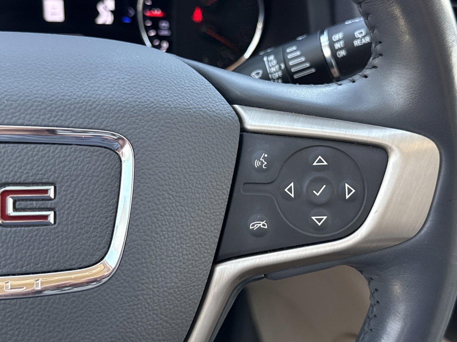 Used 2022 GMC Acadia Denali w/ Denali Technology Package image 26