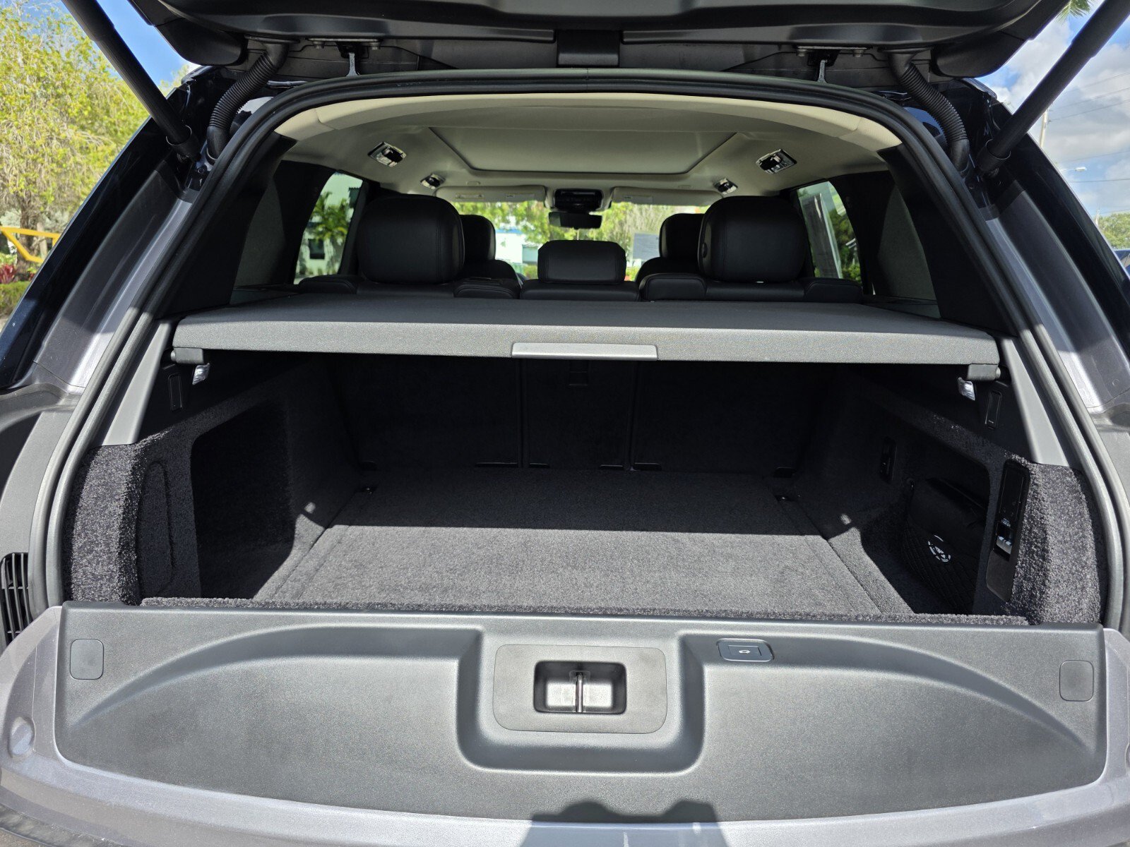 Certified 2024 Land Rover Range Rover SE AWD/4WD image 17