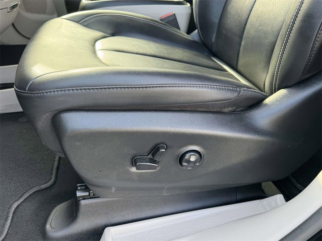 Used 2024 Chrysler Pacifica Touring-L image 19