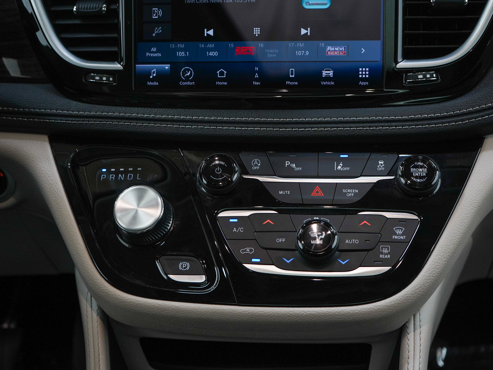 Used 2023 Chrysler Pacifica Limited FWD image 19