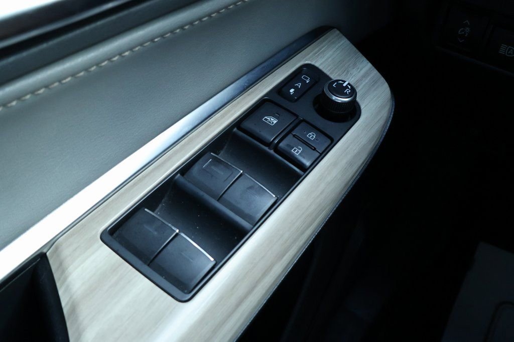 Used 2022 Toyota Venza XLE image 16