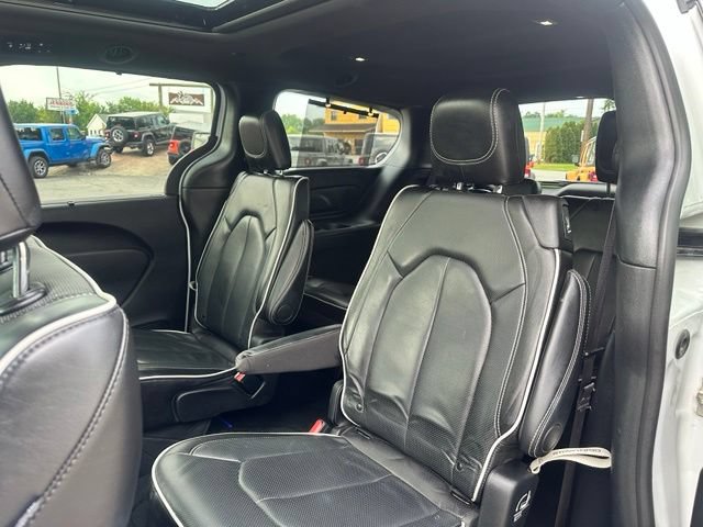 Used 2025 Chrysler Pacifica Limited FWD image 18