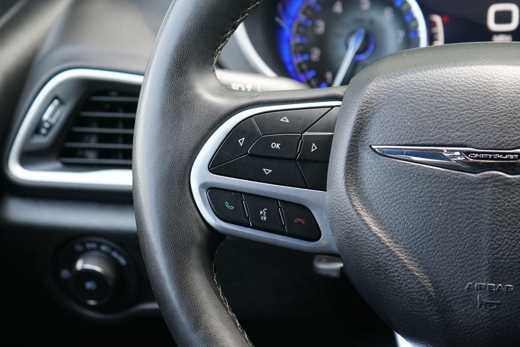 Used 2025 Chrysler Pacifica Select FWD image 16