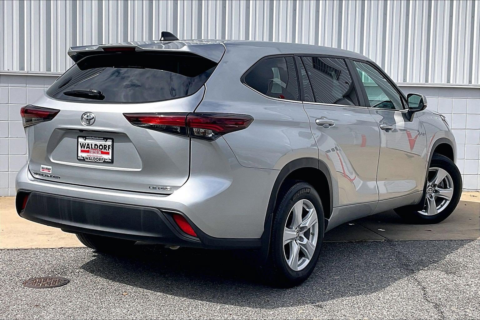 Used 2024 Toyota Highlander LE AWD/4WD image 17