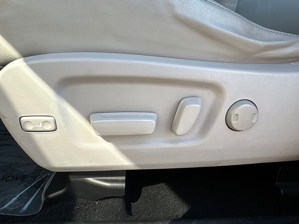 Used 2016 Toyota Highlander XLE AWD/4WD image 17